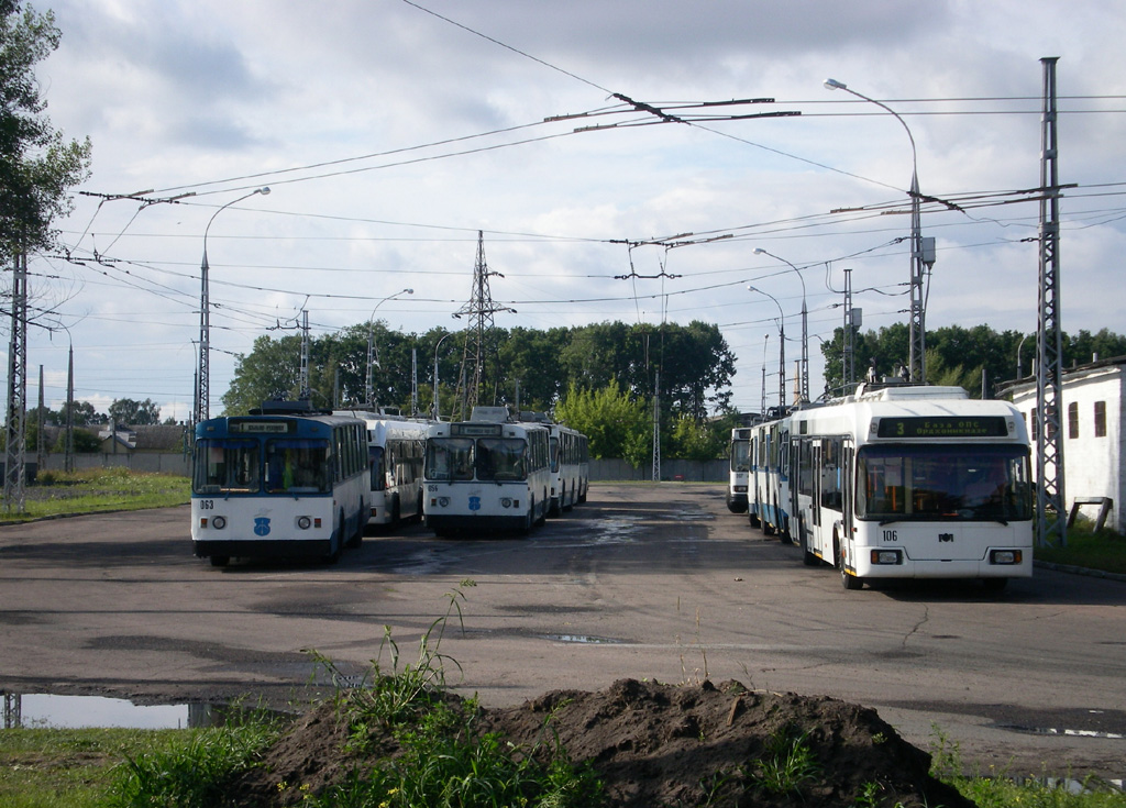 Brestas, ZiU-682V-012 [V0A] nr. 063; Brestas, ZiU-682V-012 [V0A] nr. 056; Brestas, BKM 32102 nr. 106; Brestas — Trolleybus Depot