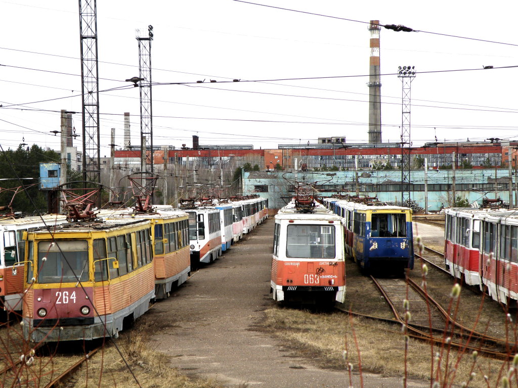 Дзержинск, ВТК-24 № 264; Дзержинск, 71-605 (КТМ-5М3) № 063; Дзержинск — Коллекция старых списанных вагонов