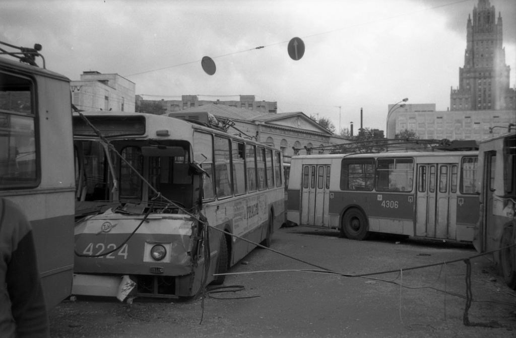Москва, ЗиУ-682В № 4224; Москва, ЗиУ-682В-013 [В0В] № 4306; Москва — Троллейбусные баррикады в августе 1991