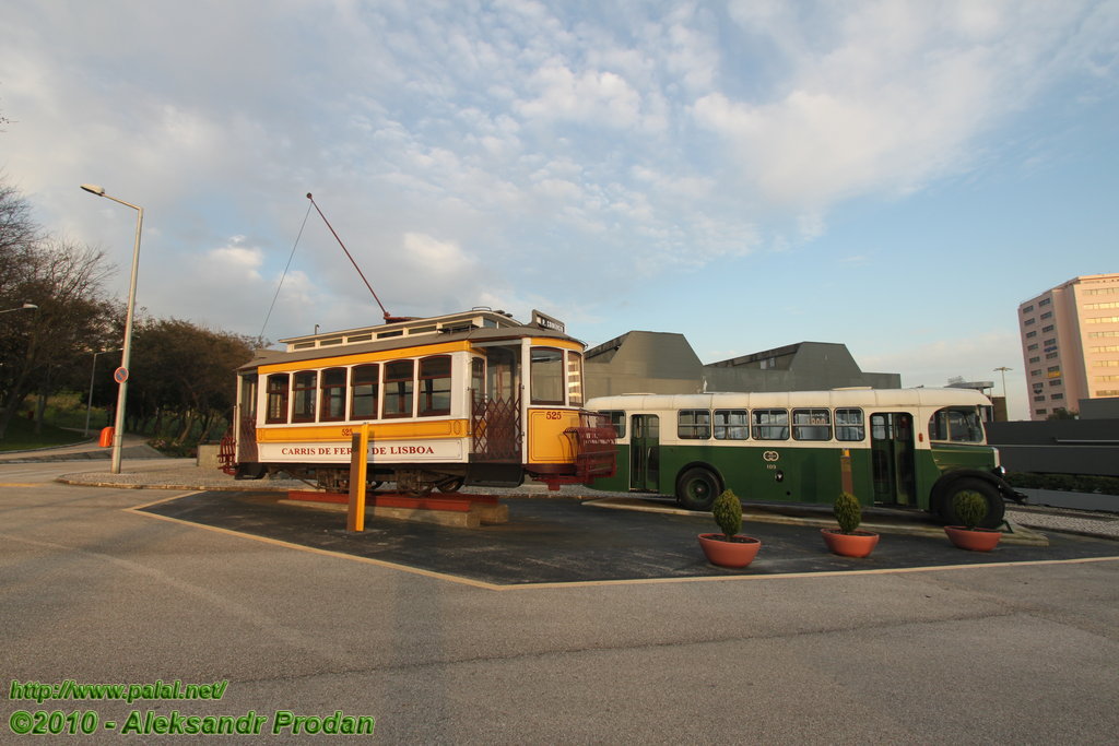 Lissabon, Carris 2-axle motorcar (Standard) Nr. 525; Lissabon — Tram — Monuments