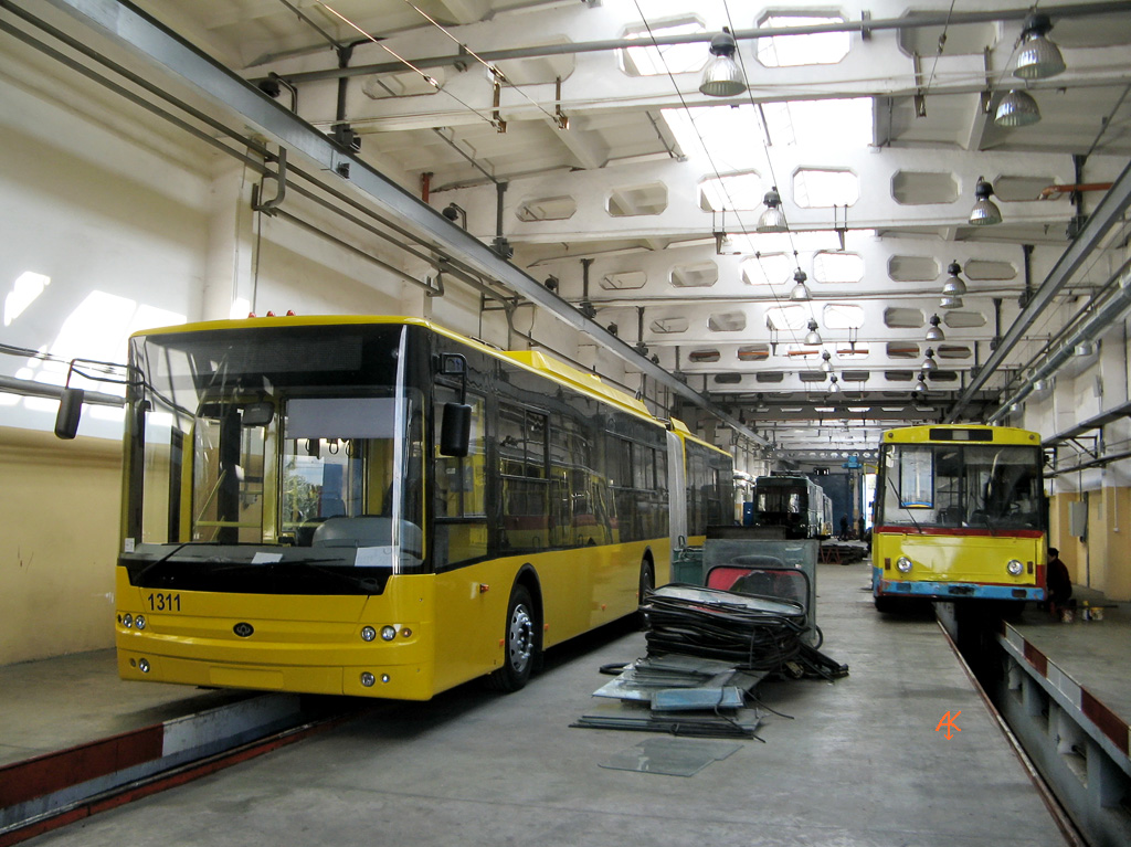 基辅, Bogdan Т90110 # 1311; 基辅, Škoda 14Tr89/6 # 1006; 基辅 — Trolleybus depots: 1. New yard at Maksymovycha str.