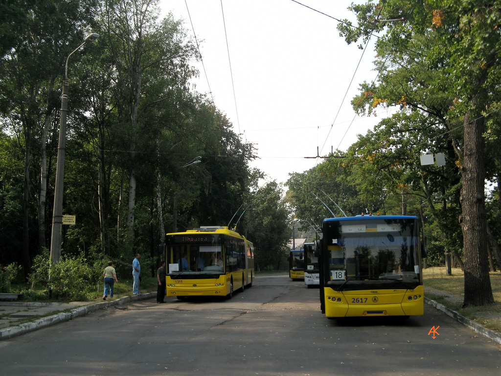 Kiiev, Bogdan Т90110 № 1311; Kiiev, LAZ E301D1 № 2617; Kiiev — Terminus stations