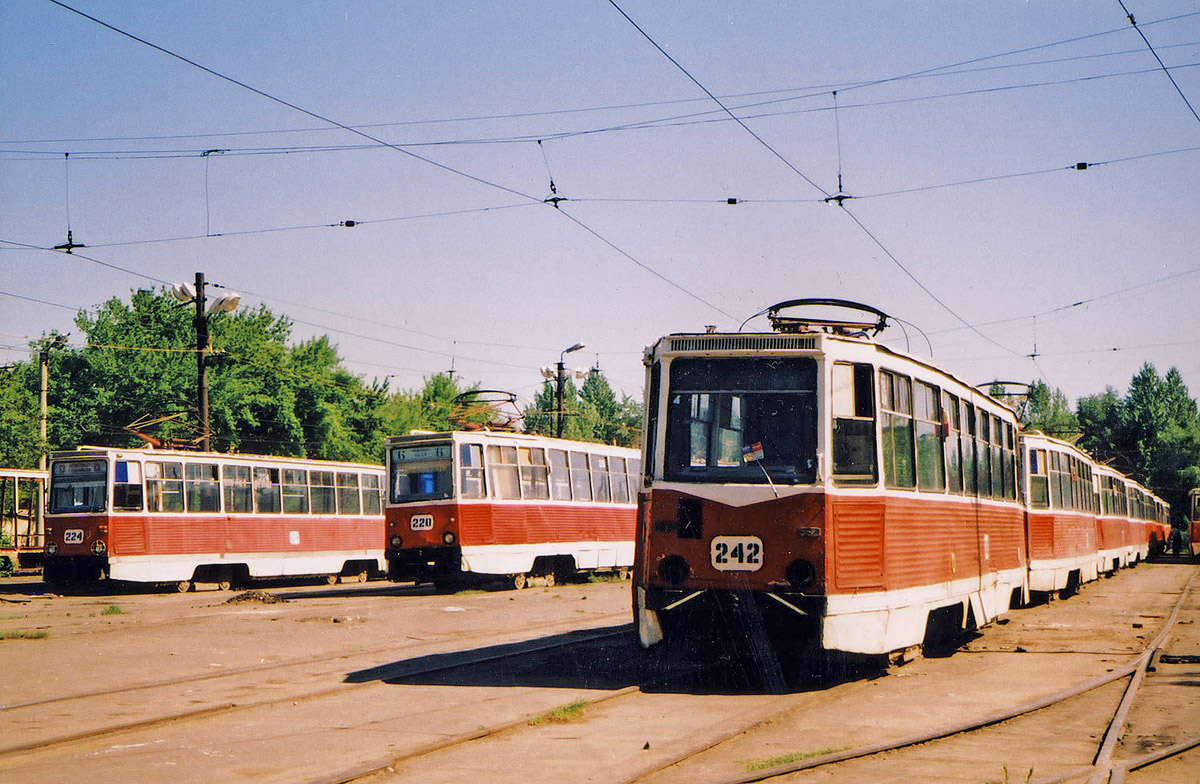 Omsk, 71-605 (KTM-5M3) č. 242; Omsk, 71-605 (KTM-5M3) č. 224; Omsk, 71-605 (KTM-5M3) č. 220; Omsk — Tram Depot # 2