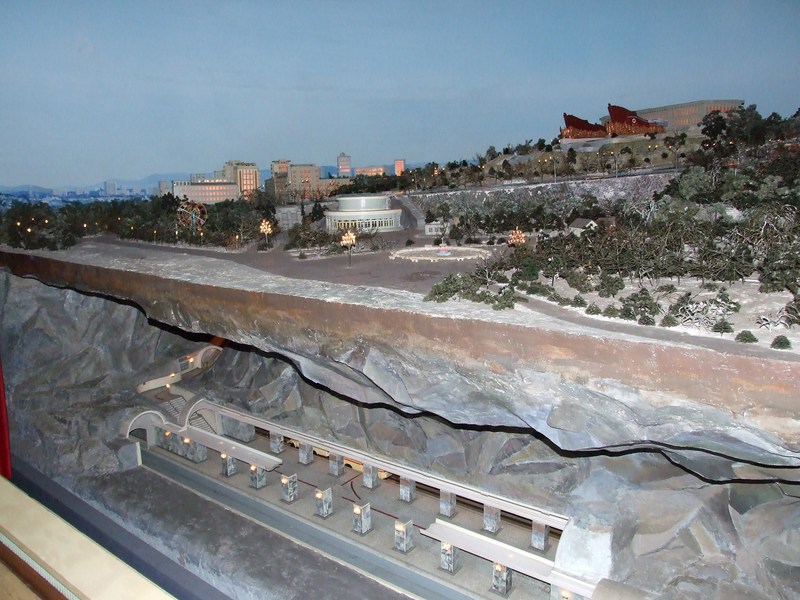 Phenian — Chŏllima Line (천리마선) — Moranbong Station (모란봉); Phenian — Metro museum