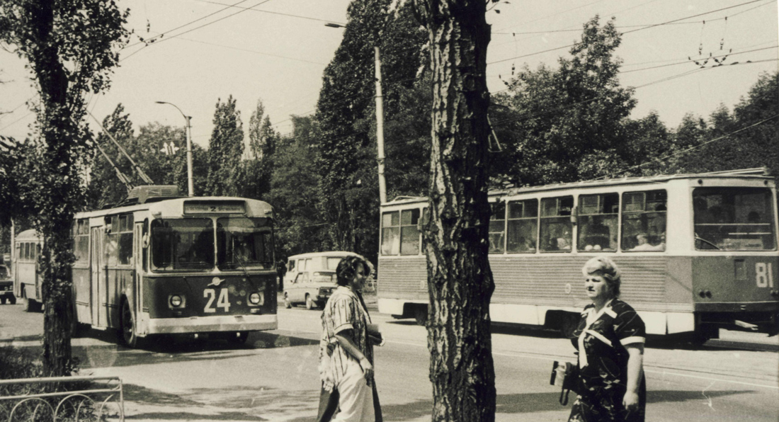 Stachanow, ZiU-682V Nr. 24; Stachanow, 71-605 (KTM-5M3) Nr. 81; Stachanow — Old photos