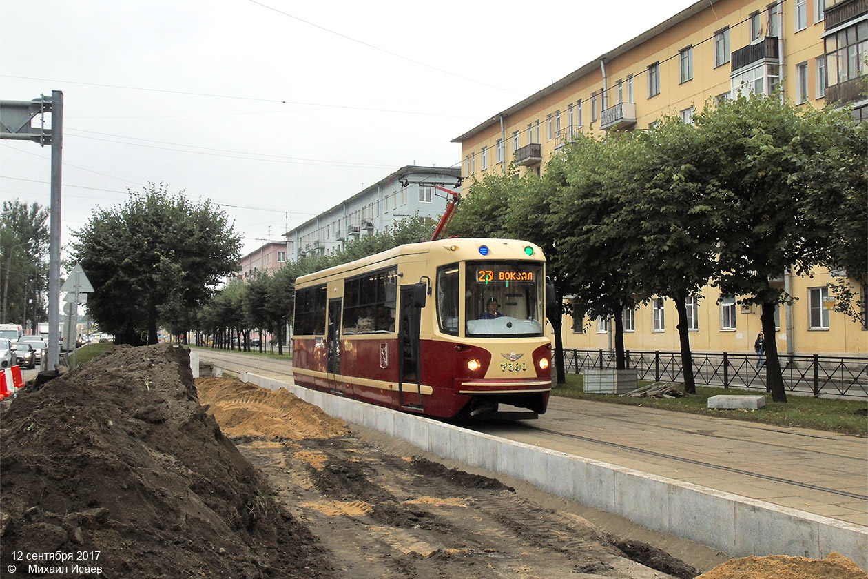 St Petersburg, LM-68M2 (mod. SPb GET) Nr. 7590; St Petersburg — Track repairs