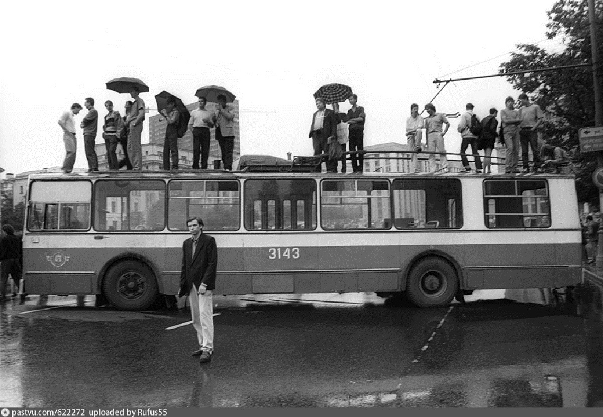 Maskva, ZiU-682V nr. 3143; Maskva — Historical photos — Tramway and Trolleybus (1946-1991); Maskva — Trolleybus barricades 08.1991