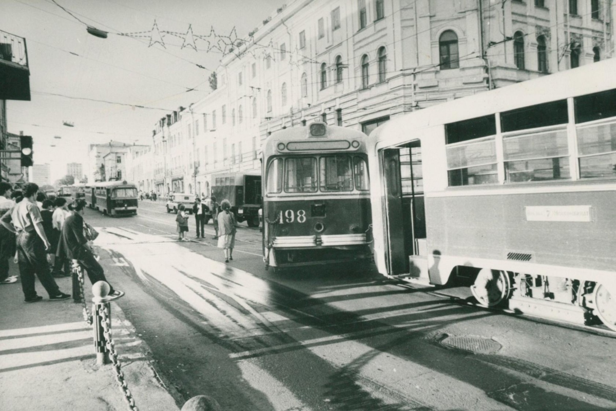 Vladivostok, RVZ-6M2 N°. 198; Vladivostok — Historic Photos — Tramway (1971-1990); Vladivostok — Incidents