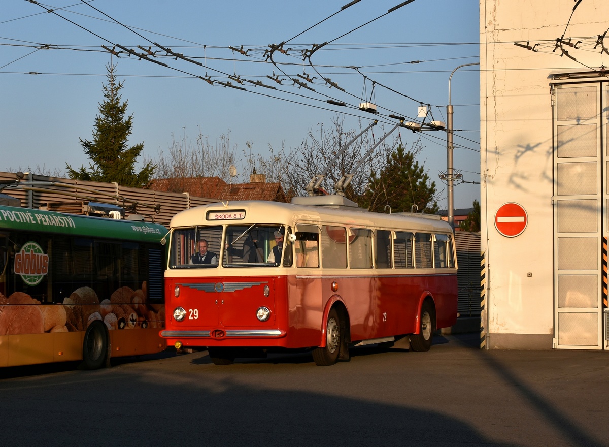 Острава, Škoda 8Tr6 № 29; Опава — 35 лет с вами — символическое прощание с троллейбусами 14Tr(M) / 35 let s Vami — symbolické rozlouceni s trolejbusy 14Tr(M)