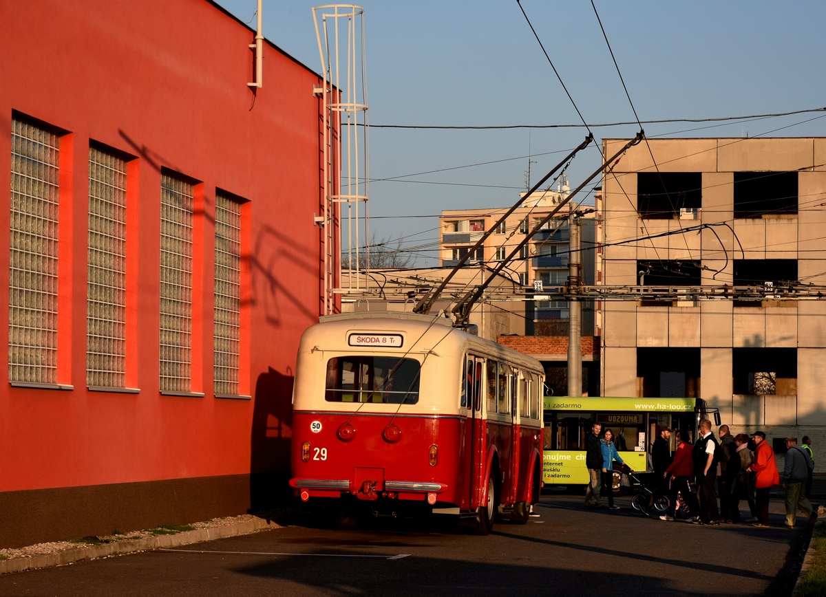 Острава, Škoda 8Tr6 № 29; Опава — 35 лет с вами — символическое прощание с троллейбусами 14Tr(M) / 35 let s Vami — symbolické rozlouceni s trolejbusy 14Tr(M)