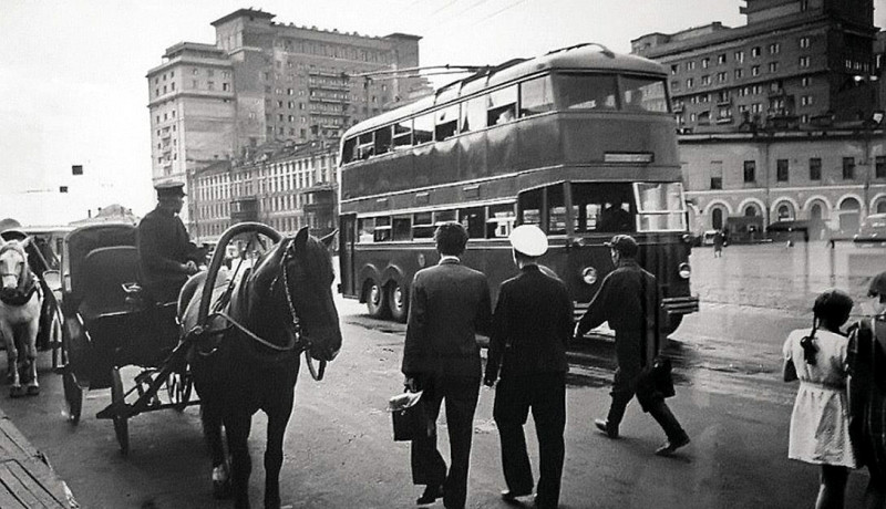 Москва, ЯТБ-3 № 1005; Москва — Исторические фотографии — Двухэтажные троллейбусы (1937-1953); Транспорт и животные