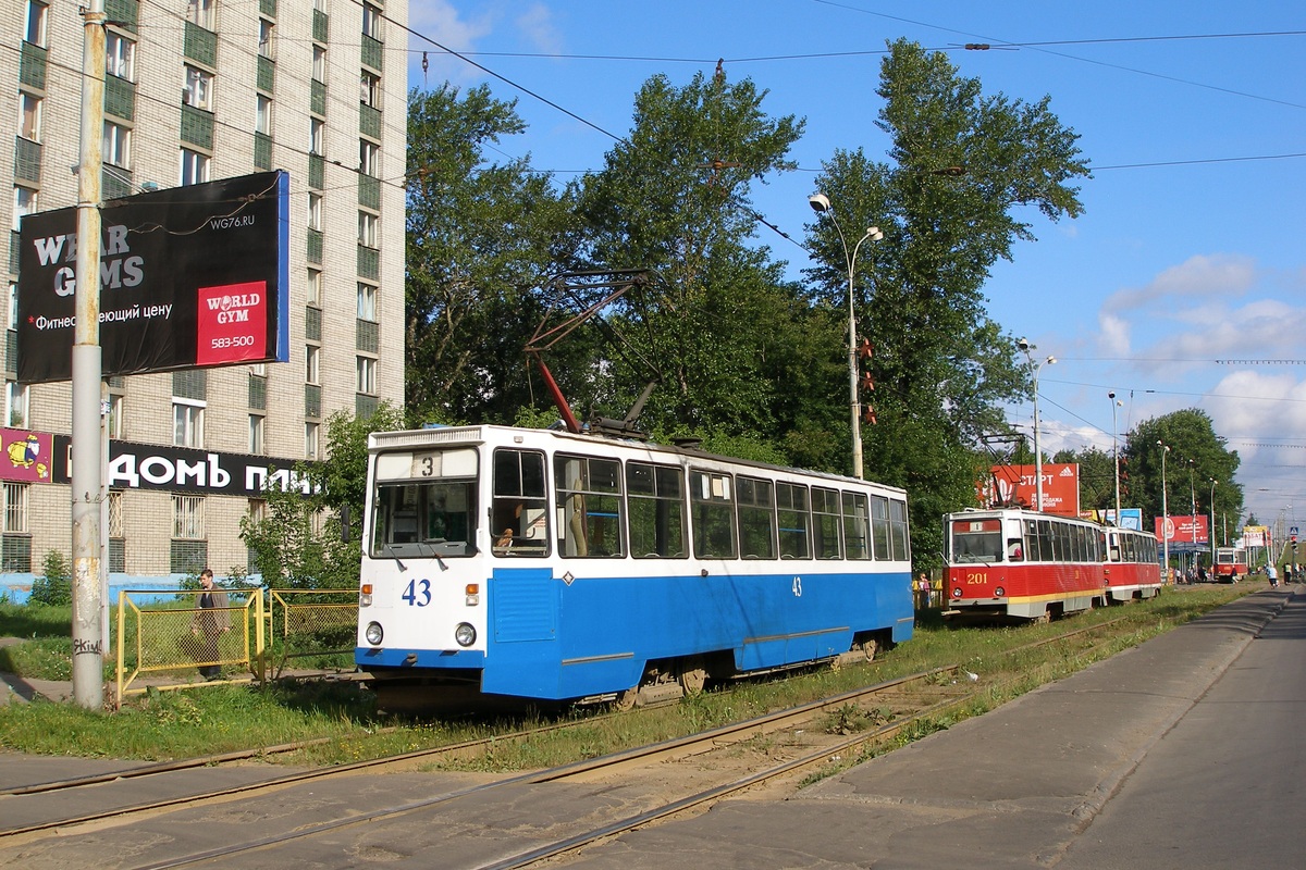 Yaroslavl, 71-605 (KTM-5M3) № 43; Yaroslavl — 07/26/2007. Repairing a billboard near "Sadko" trading center