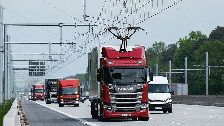 German highways — Trials with electric freight trolley-trucks • Testbetriebe mit elektrischen Oberleitungs-Lastkraftwagen
