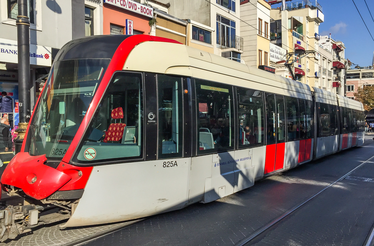 Istanbul, Alstom Citadis 304 Nr. 825