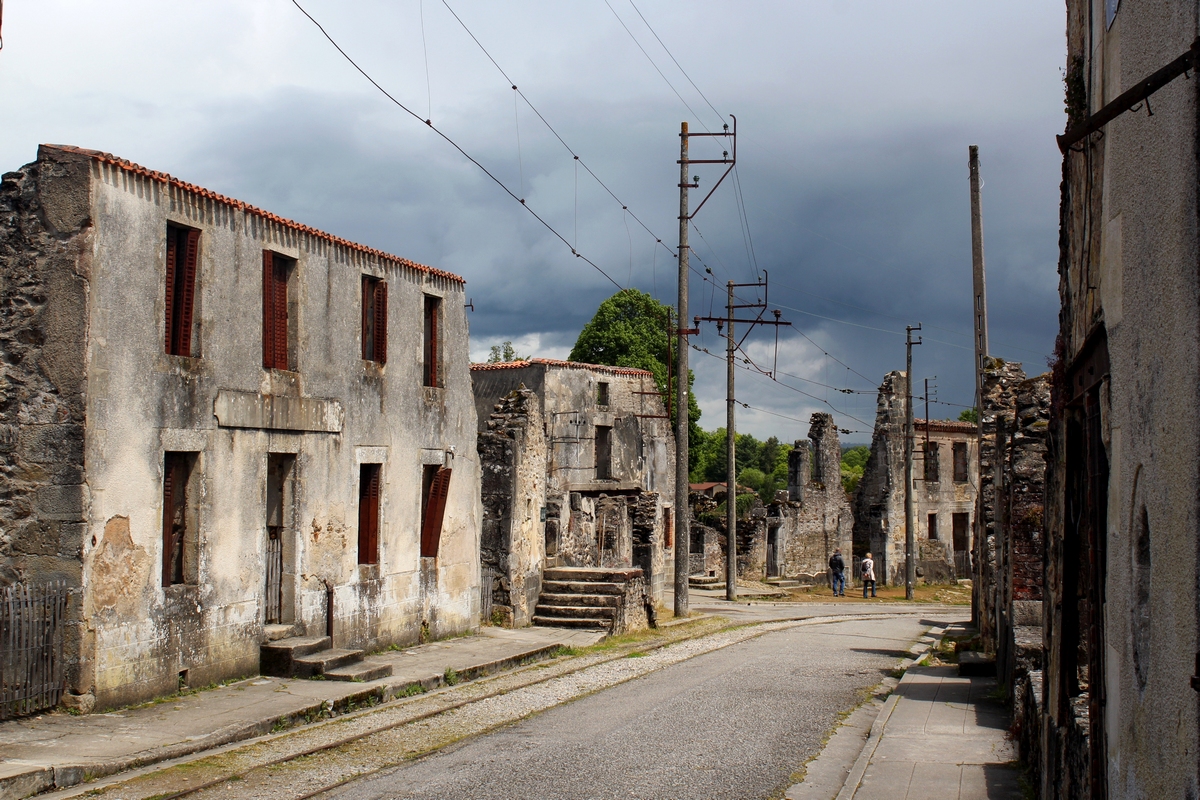 Limoges — Oradour-sur-Glane (Destroyed village with remains of the interurban tram)