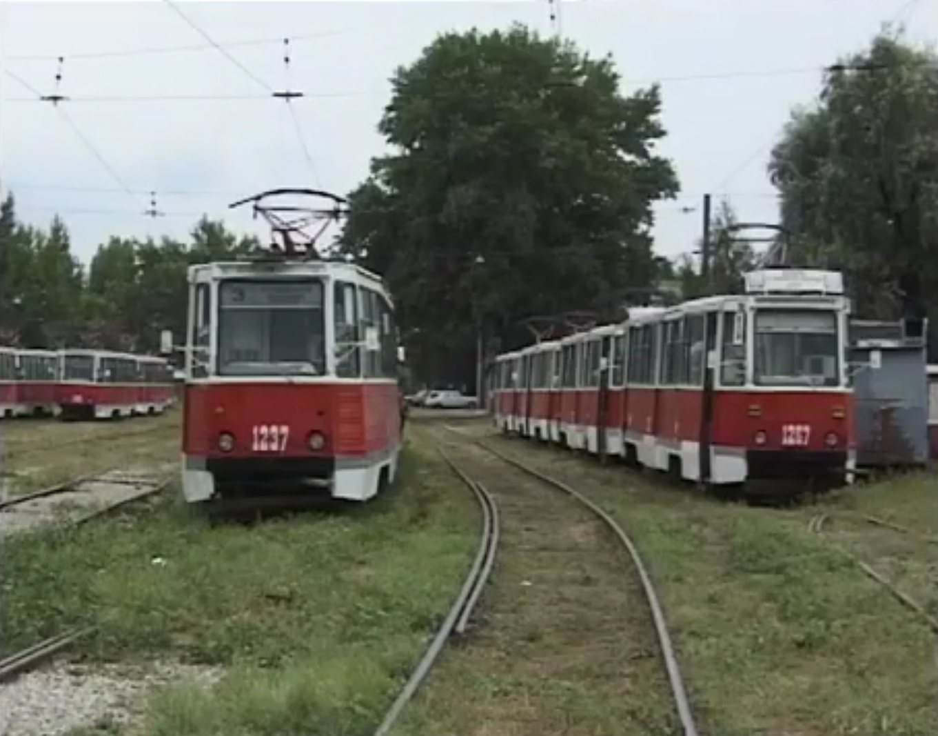 Saratov, 71-605 (KTM-5M3) № 1237; Saratov, 71-605 (KTM-5M3) № 1267; Saratov — Tramway depot # 1