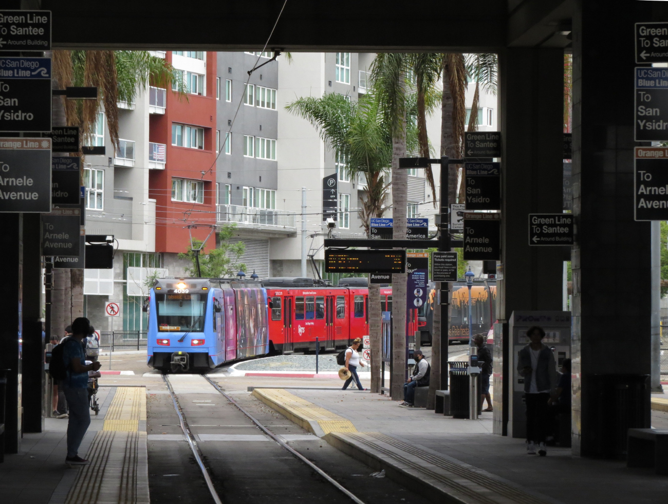 Сан-Диего, Siemens S70 LRV № 4039; Сан-Диего, Siemens SD100 № 2031; Сан-Диего — Трамвайные линии и инфраструктура