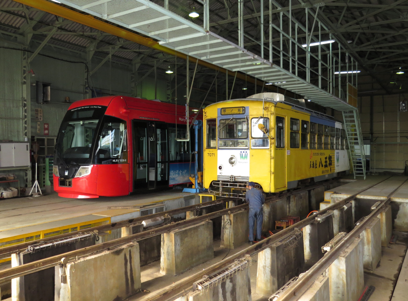 Takaoka, Niigata/Bombardier MLRV1000 Nr MLRV1006; Takaoka, Nippon Sharyō Nr 7071; Takaoka — Tramway Depot