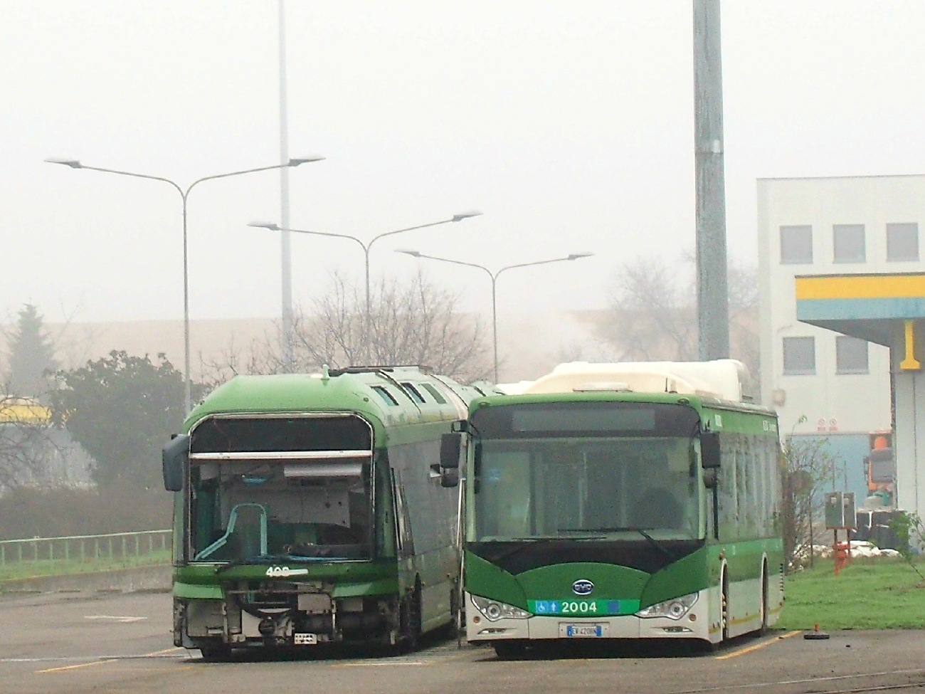 Милан, Irisbus Cristalis ETB 18 № 408; Милан, BYD K9B № 2004