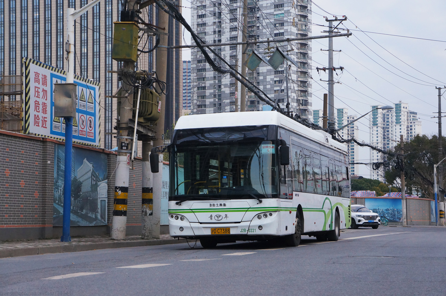 Shanghai, YoungMan JNP6120BEV1 № J2B-0221