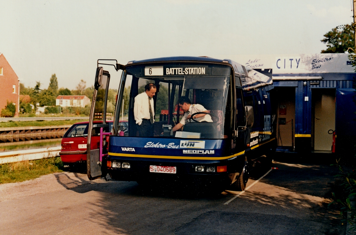Антверпен — Trials in 1993 of a Neoplan electric bus in Mechelen.