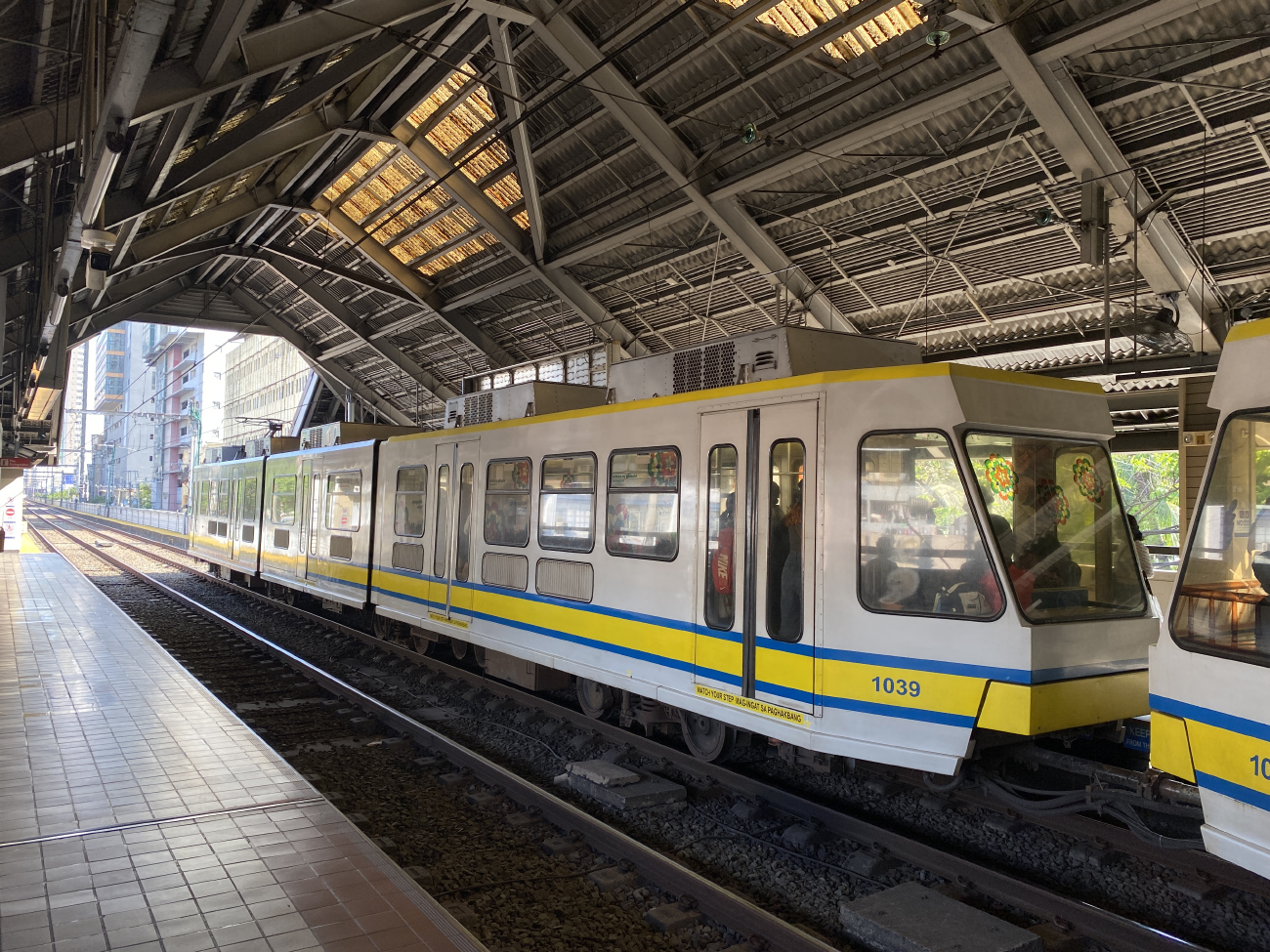Manille, BN LRV Manila N°. 1039; Manille — LRT-1 || Yellow Line