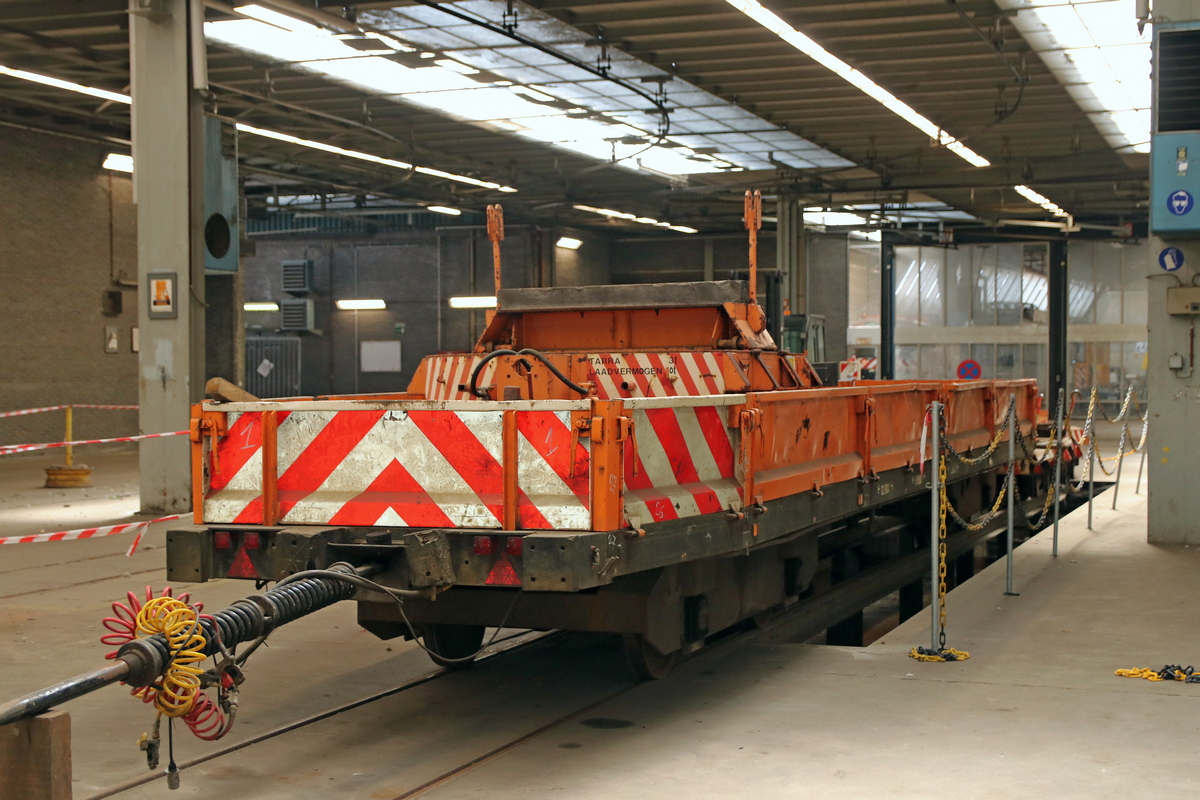 Antwerpen, 4-axle trailer cargo car # 8889; Antwerpen, 2-axle trailer cargo car # 8897