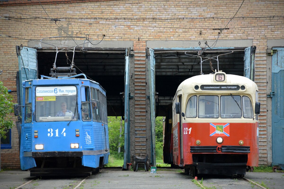Wladiwostok, 71-605A Nr. 314; Wladiwostok, RVZ-6M2 Nr. 221; Wladiwostok — Theme trams