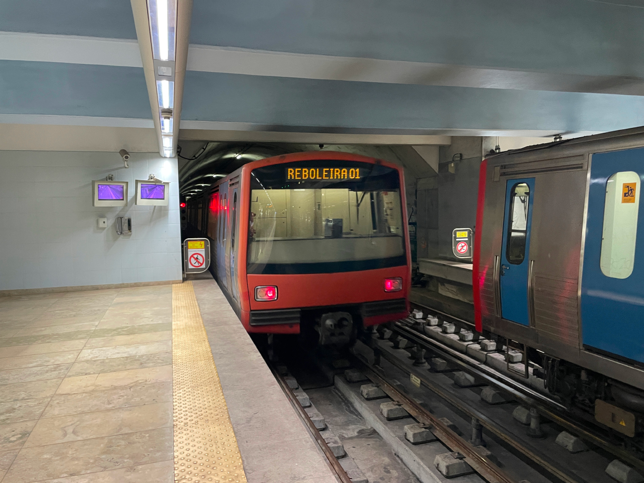 Lizbona, ML90 Nr M-213; Lizbona — Metro — Linha Azul; Lizbona — Metro — Rolling stock