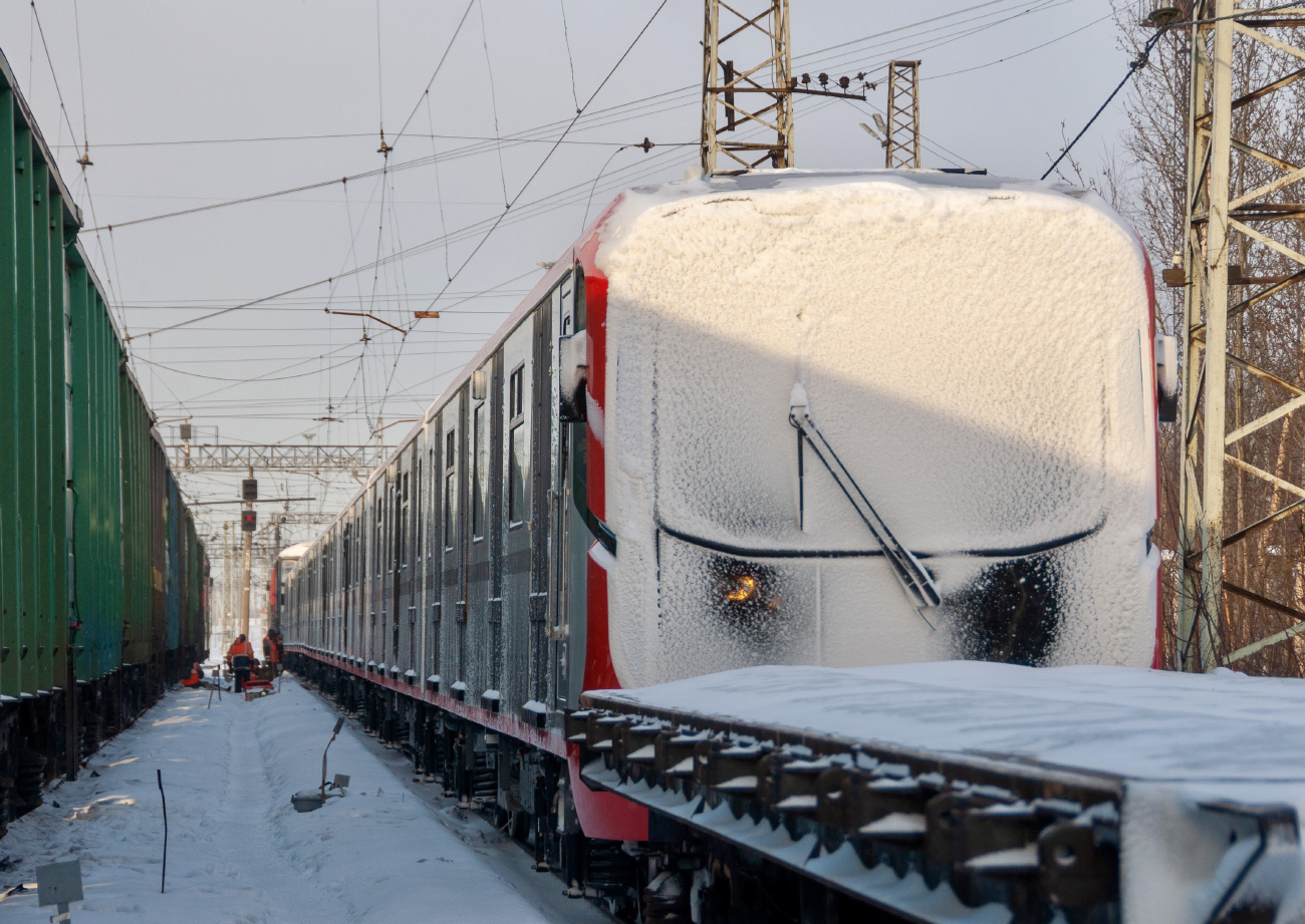 St Petersburg, 81-725.1 "Baltiets" (OEVRZ) nr. 25039; St Petersburg — Metro — Transport of subway cars by railway
