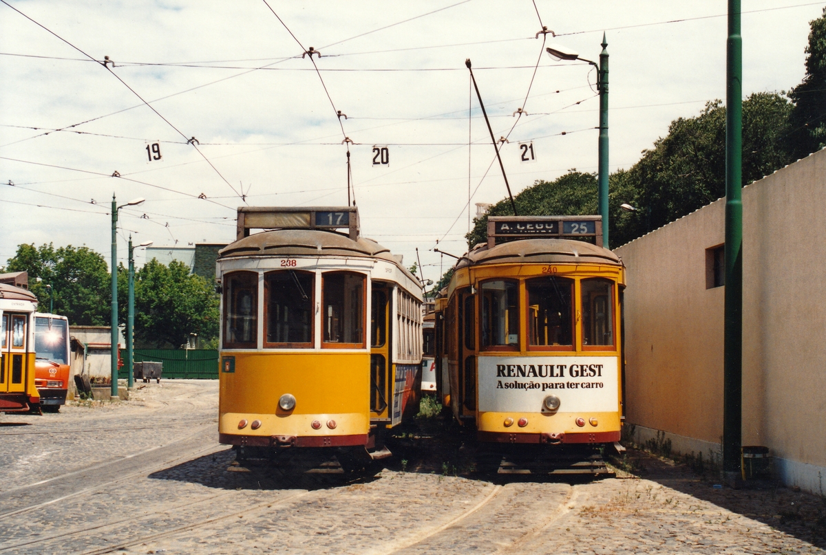 Lisbonne, Carris 2-axle motorcar (Standard) N°. 238; Lisbonne, Carris 2-axle motorcar (Standard) N°. 240; Lisbonne — Tram — Estação de Arco do Cego (closed depot)