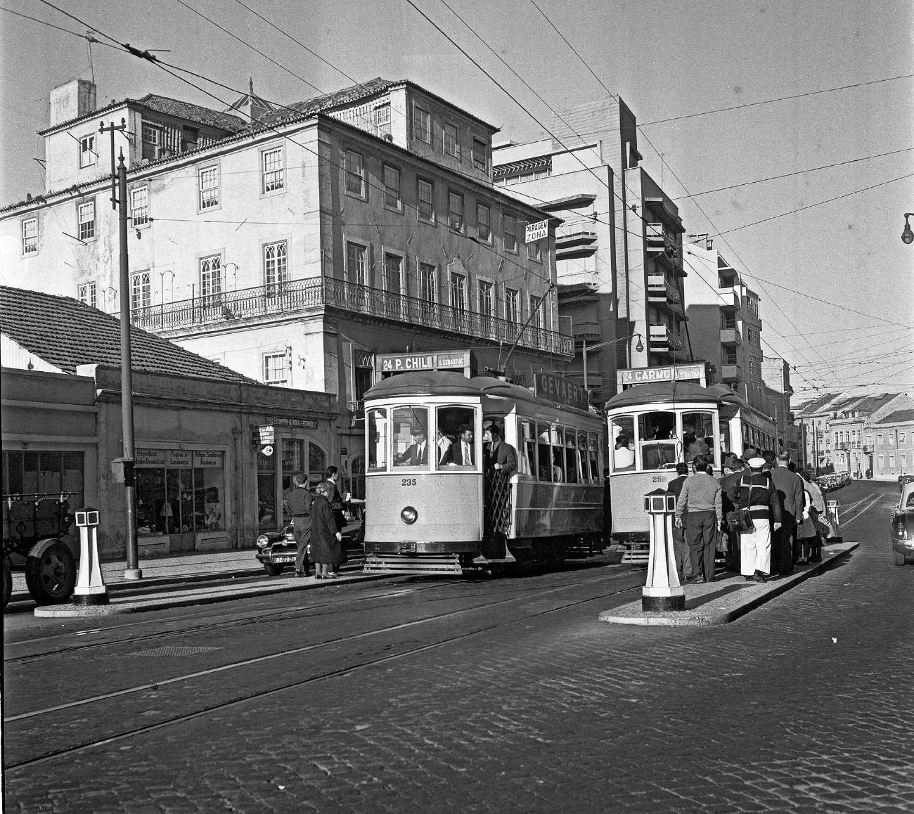 Lissabon, Carris 2-axle motorcar (Standard) # 235; Lissabon — All — Old Photos