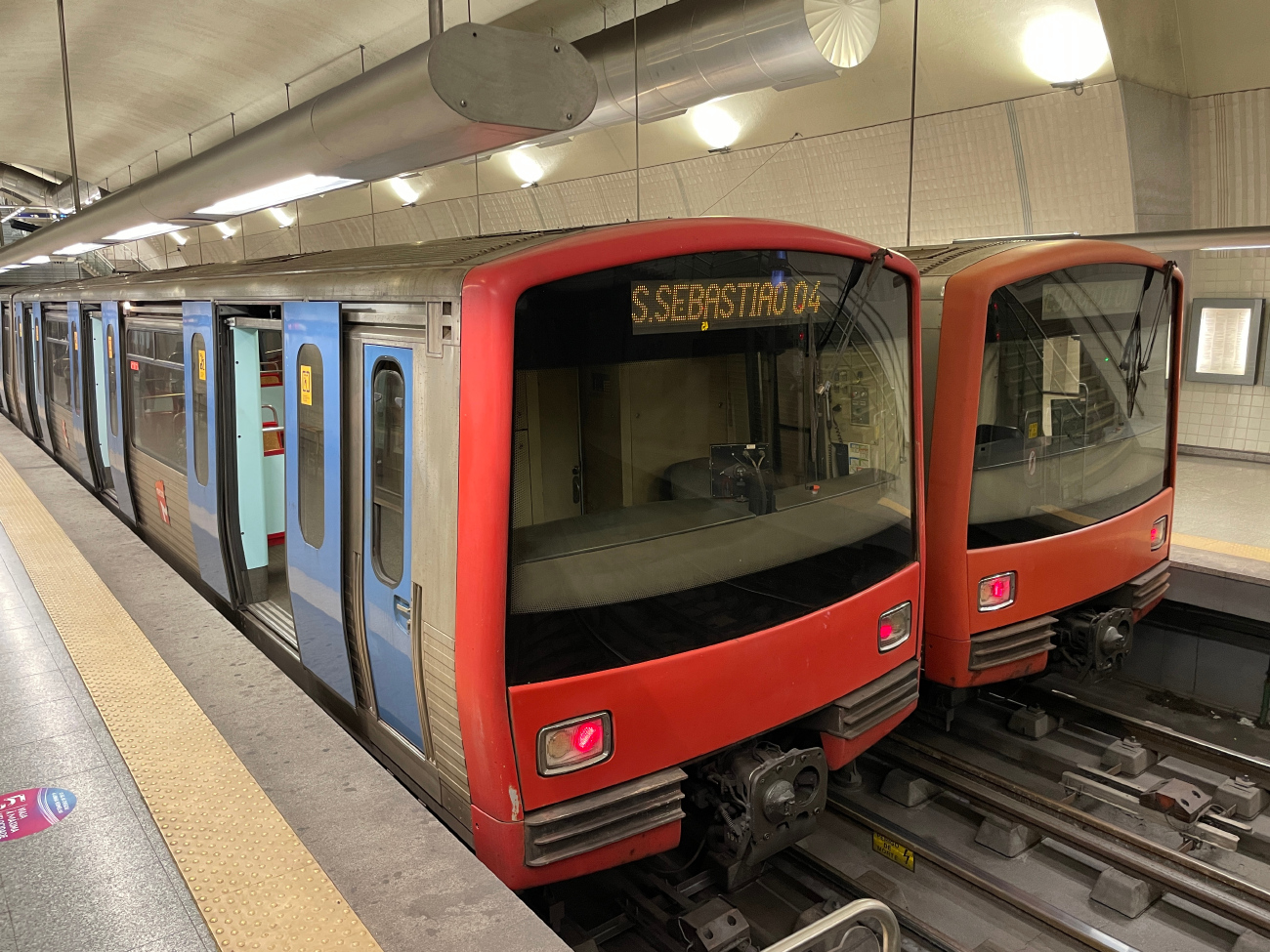 Lisabona, ML97 № M512; Lisabona, ML90 № M231; Lisabona — Metro — Linha Vermelha; Lisabona — Metro — Rolling stock
