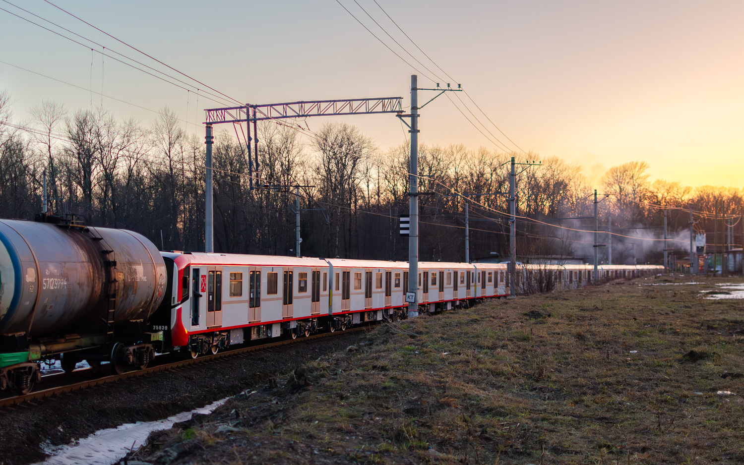Szentpétervár, 81-725.1 "Baltiets" (OEVRZ) — 25039; Szentpétervár — Metro — Transport of subway cars by railway